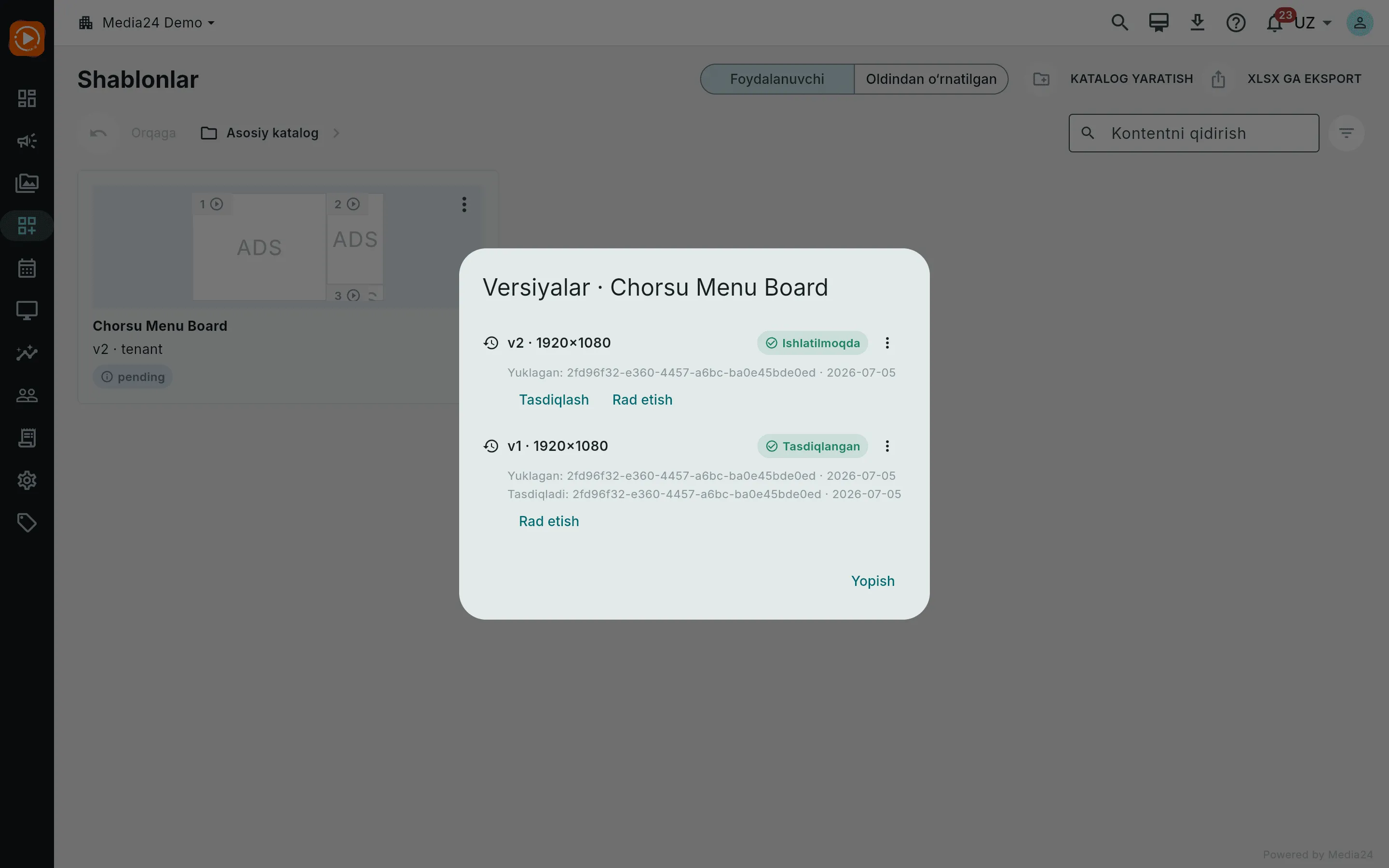 «Chorsu Menu Board» uchun «Versiyalar» oynasi, versiya 2 «Ishlatilmoqda» deb belgilangan va yuklash metama'lumotlari bilan, versiya 1 «Tasdiqlangan» deb belgilangan, hamda «Tasdiqlash»/«Rad etish» amallari